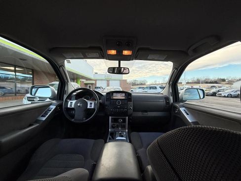 Used 2010 Nissan Pathfinder SE w/ SE Premium Journey Pkg image 25