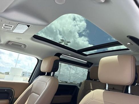 Used 2025 Land Rover Defender 90 S image 22