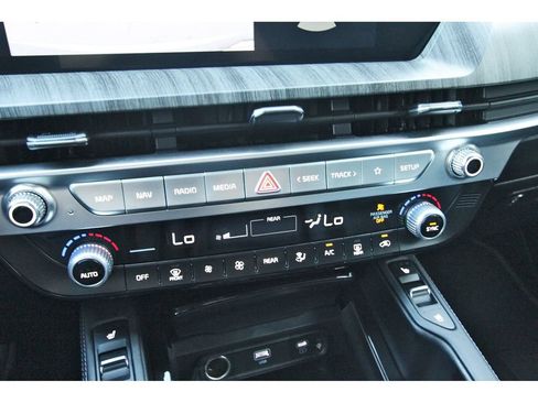 Used 2025 Kia Telluride EX w/ EX Captain's Chair Package FWD image 19