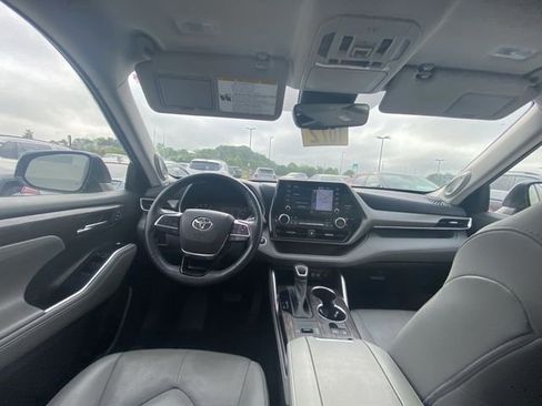 Used 2020 Toyota Highlander Limited FWD image 5