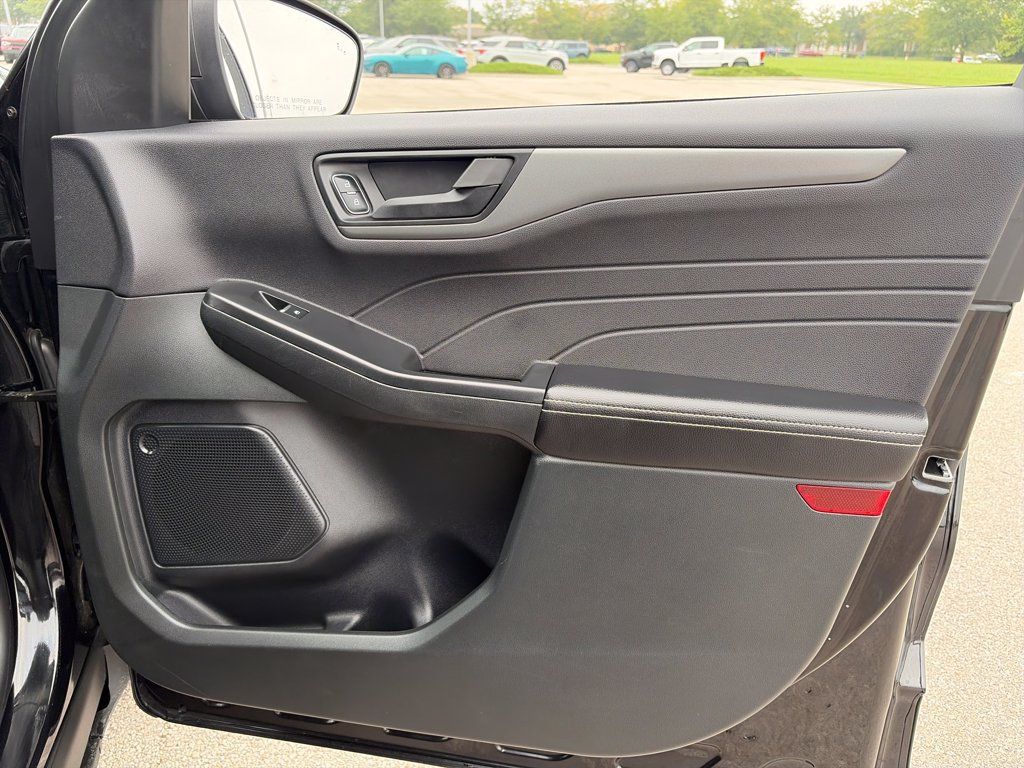 Used 2024 Ford Escape Active w/ Tech Pack #1 AWD/4WD image 9