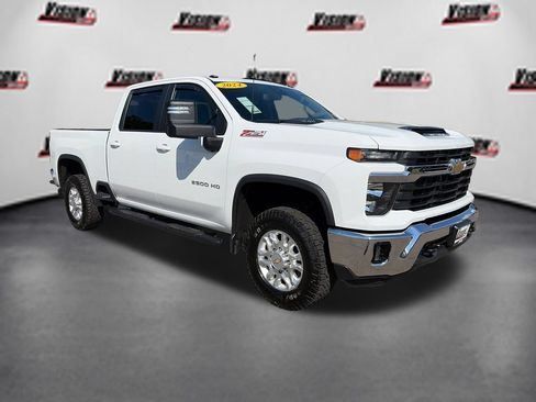 Used 2024 Chevrolet Silverado 2500 LT AWD/4WD image 3
