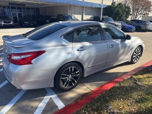 Used 2017 Nissan Altima 2.5 SL w/ Moonroof Package image 4