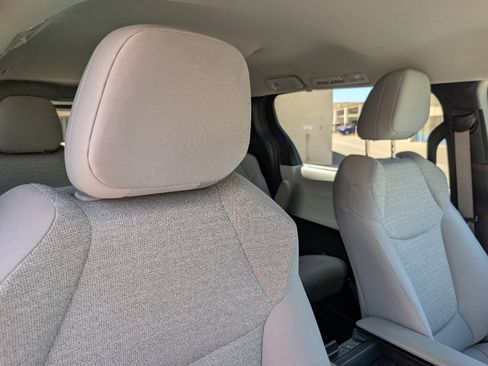 Used 2025 Toyota Sienna LE FWD image 3