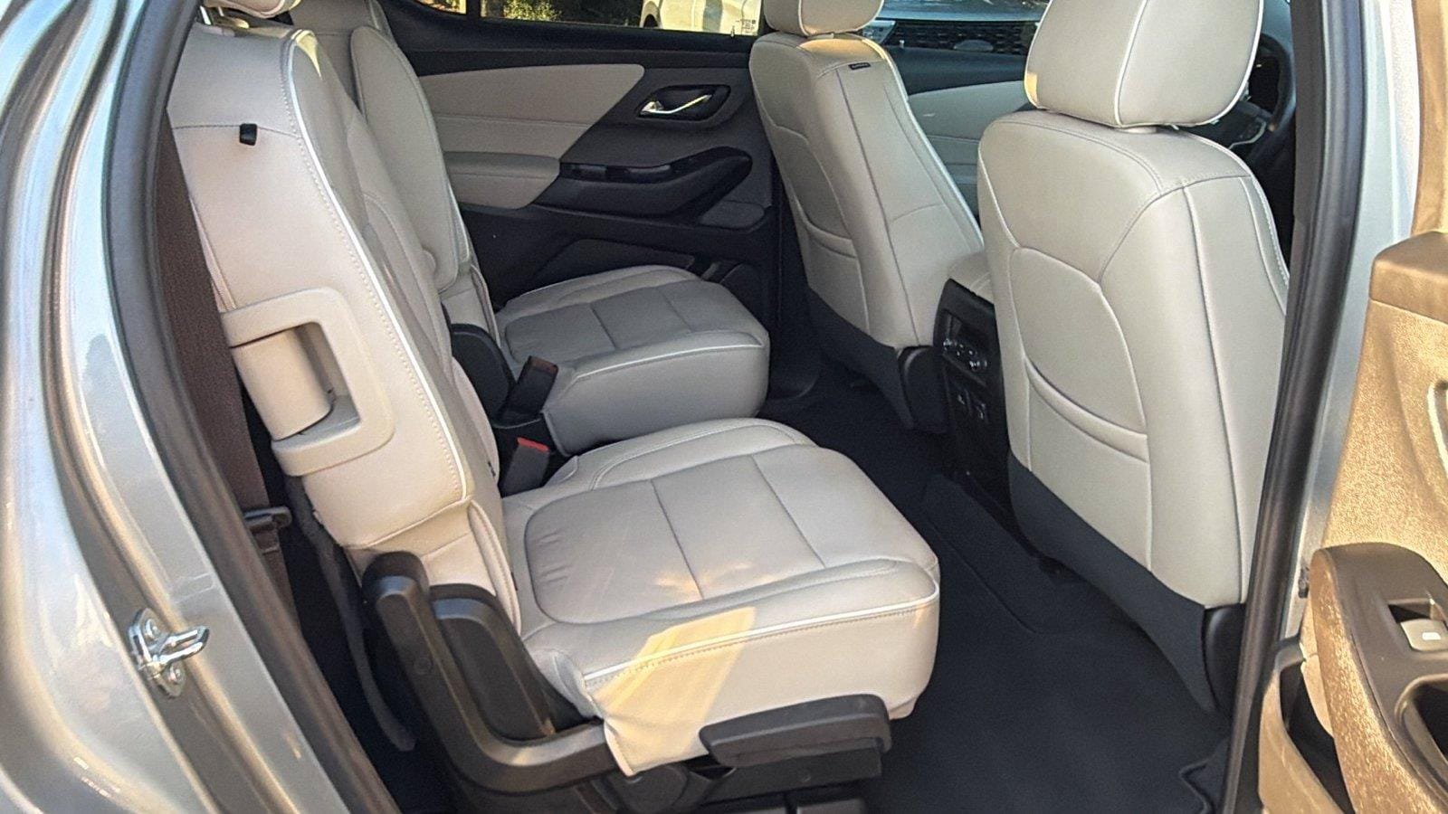 Used 2023 Chevrolet Traverse Premier FWD image 21