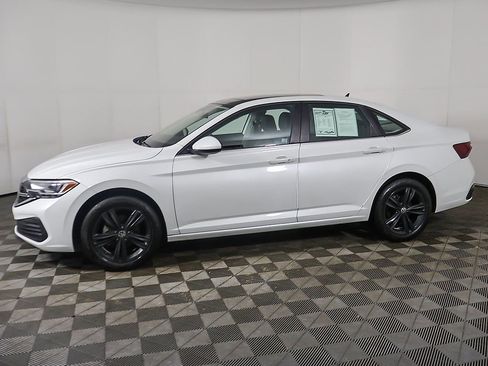 Used 2023 Volkswagen Jetta SE w/ Panoramic Sunroof Package image 15