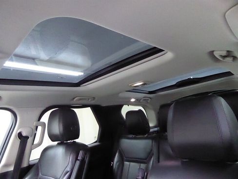 Used 2017 Land Rover Discovery HSE image 18