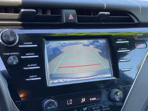 Used 2018 Toyota Camry SE FWD image 23