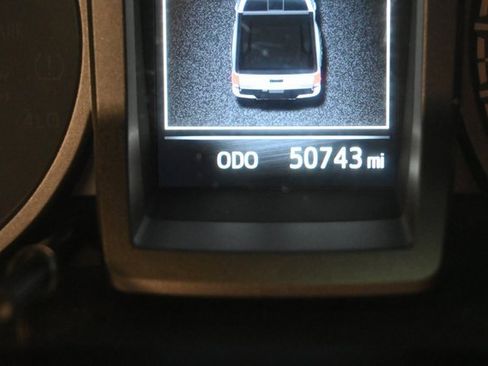 Certified 2017 Toyota Tacoma TRD Off-Road image 2