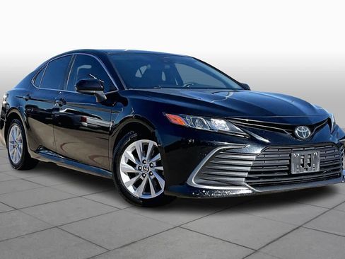 Used 2022 Toyota Camry LE image 2