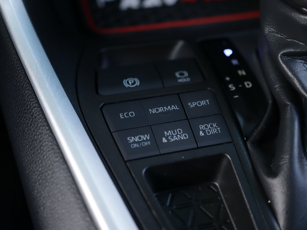 Used 2021 Toyota RAV4 LE AWD/4WD image 15