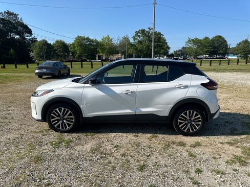 Used 2023 Nissan Kicks SV FWD image 8