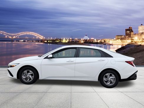 New 2025 Hyundai Elantra SE image 2