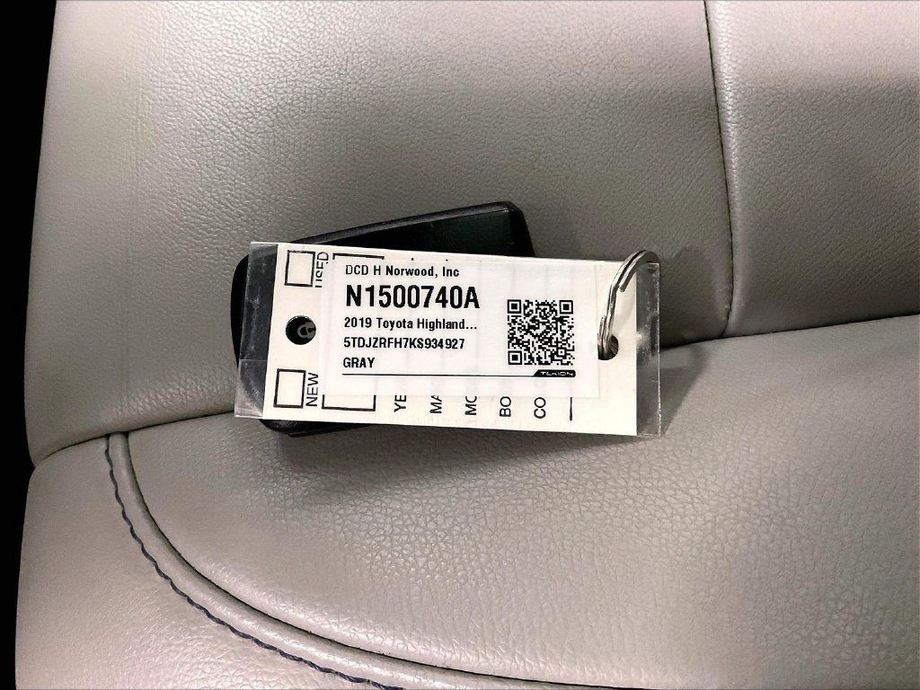 Used 2019 Toyota Highlander XLE AWD/4WD image 32