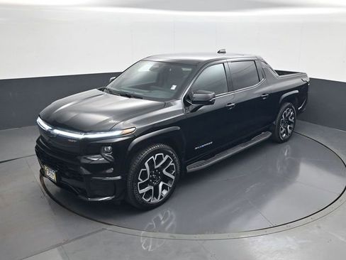 Certified 2025 Chevrolet Silverado EV RST AWD/4WD image 13