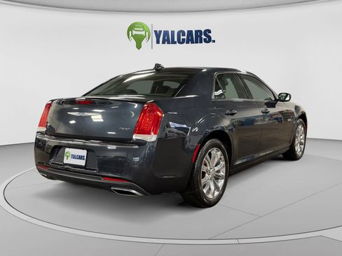 Used 2018 Chrysler 300 Touring L AWD/4WD image 5