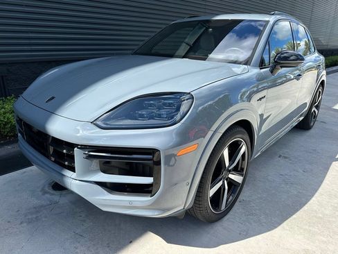Certified 2025 Porsche Cayenne Turbo AWD/4WD image 6