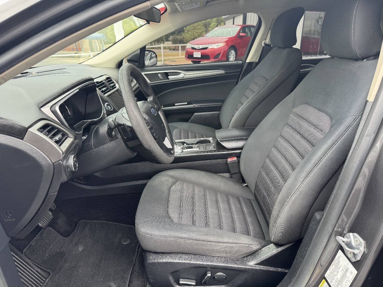 Used 2017 Ford Fusion SE w/ Fusion SE Technology Package FWD image 16