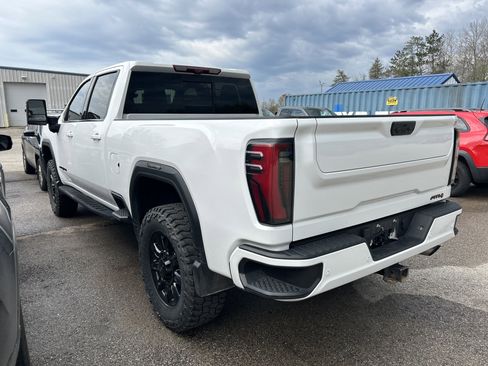 Used 2024 GMC Sierra 2500 AT4 w/ Technology Package AWD/4WD image 5