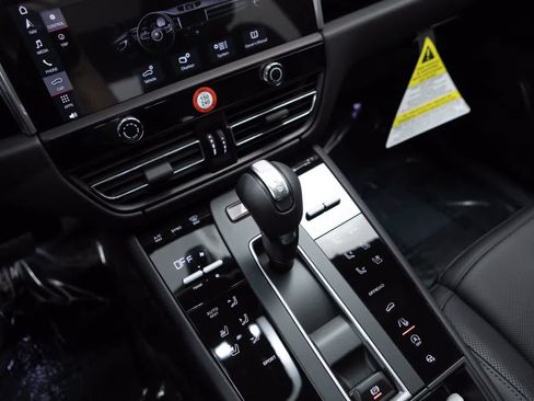 Certified 2026 Porsche Macan AWD/4WD image 28