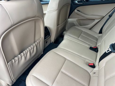 Certified 2025 Porsche Macan image 13