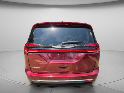 Used 2023 Chrysler Pacifica Touring-L FWD image 7