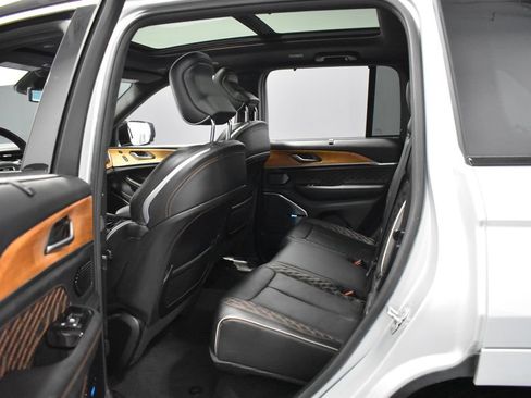 Used 2022 Jeep Grand Cherokee Summit AWD/4WD image 39