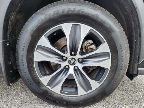 Used 2023 Toyota Highlander XLE AWD/4WD image 21