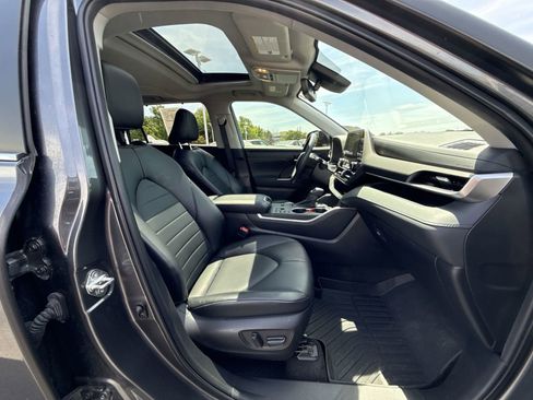 Used 2023 Toyota Highlander XLE FWD image 25