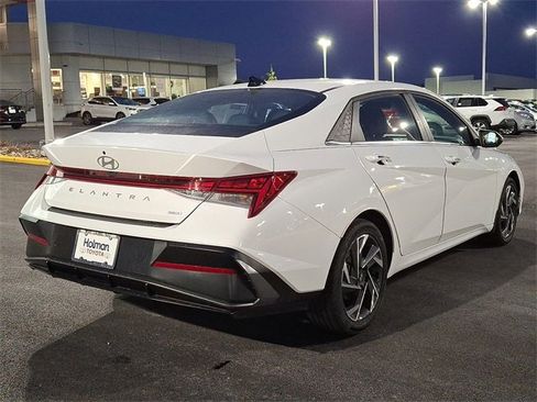 Used 2024 Hyundai Elantra Limited image 7