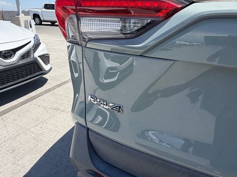 Used 2021 Toyota RAV4 XLE AWD/4WD image 5