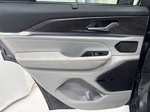 Used 2022 Jeep Grand Cherokee Overland w/ Luxury Tech Group IV image 15