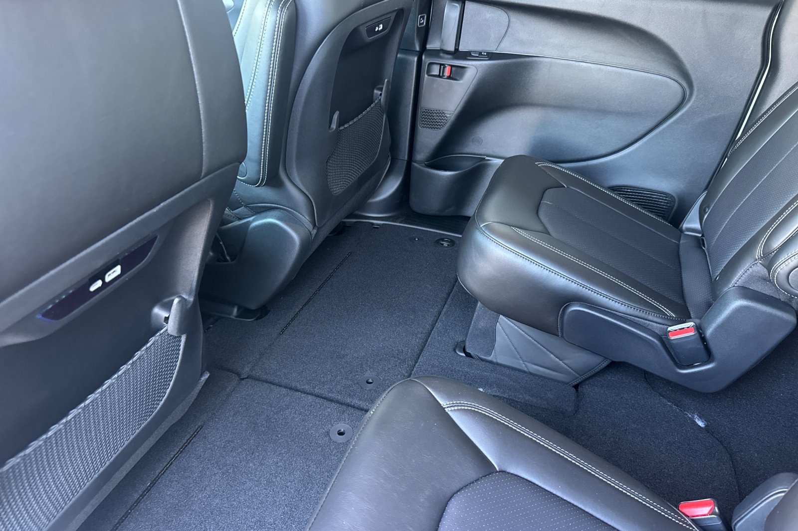 New 2027 Chrysler Pacifica Select FWD image 11