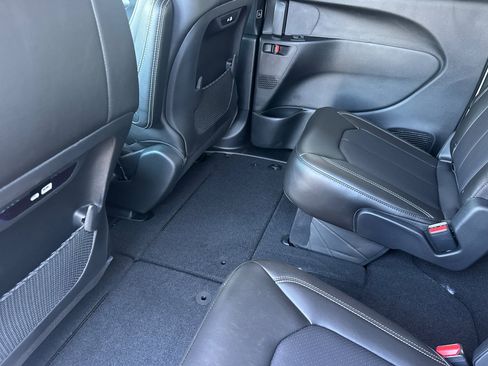 New 2027 Chrysler Pacifica Select FWD image 11