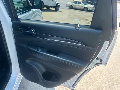 Used 2019 Jeep Grand Cherokee Overland AWD/4WD image 14
