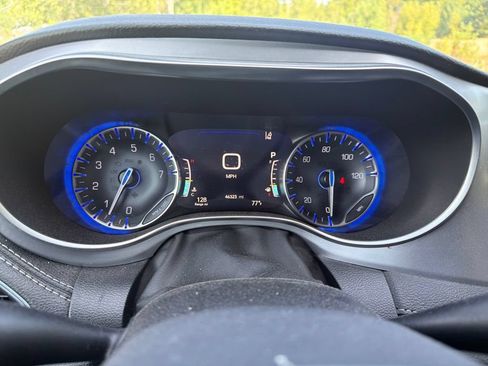 Used 2025 Chrysler Pacifica Limited FWD image 7