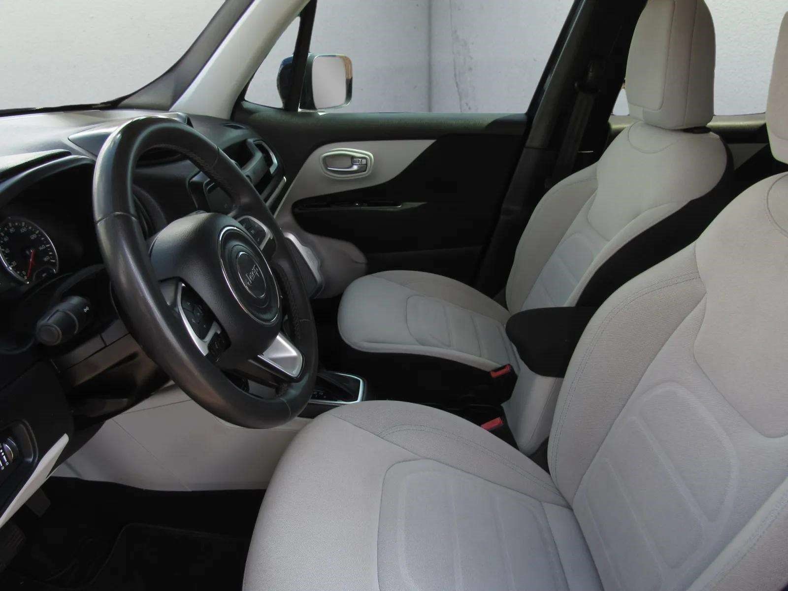 Used 2020 Jeep Renegade Latitude FWD image 14