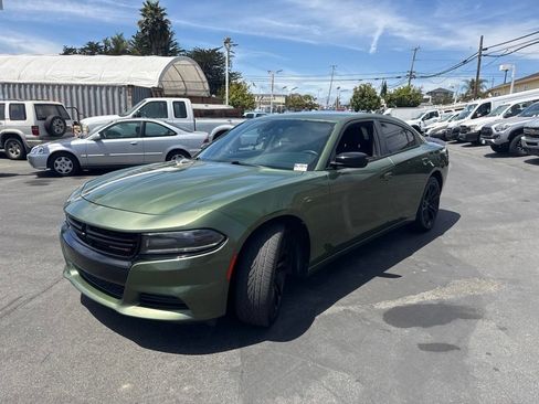 Used 2018 Dodge Charger SXT w/ Blacktop Package RWD image 2
