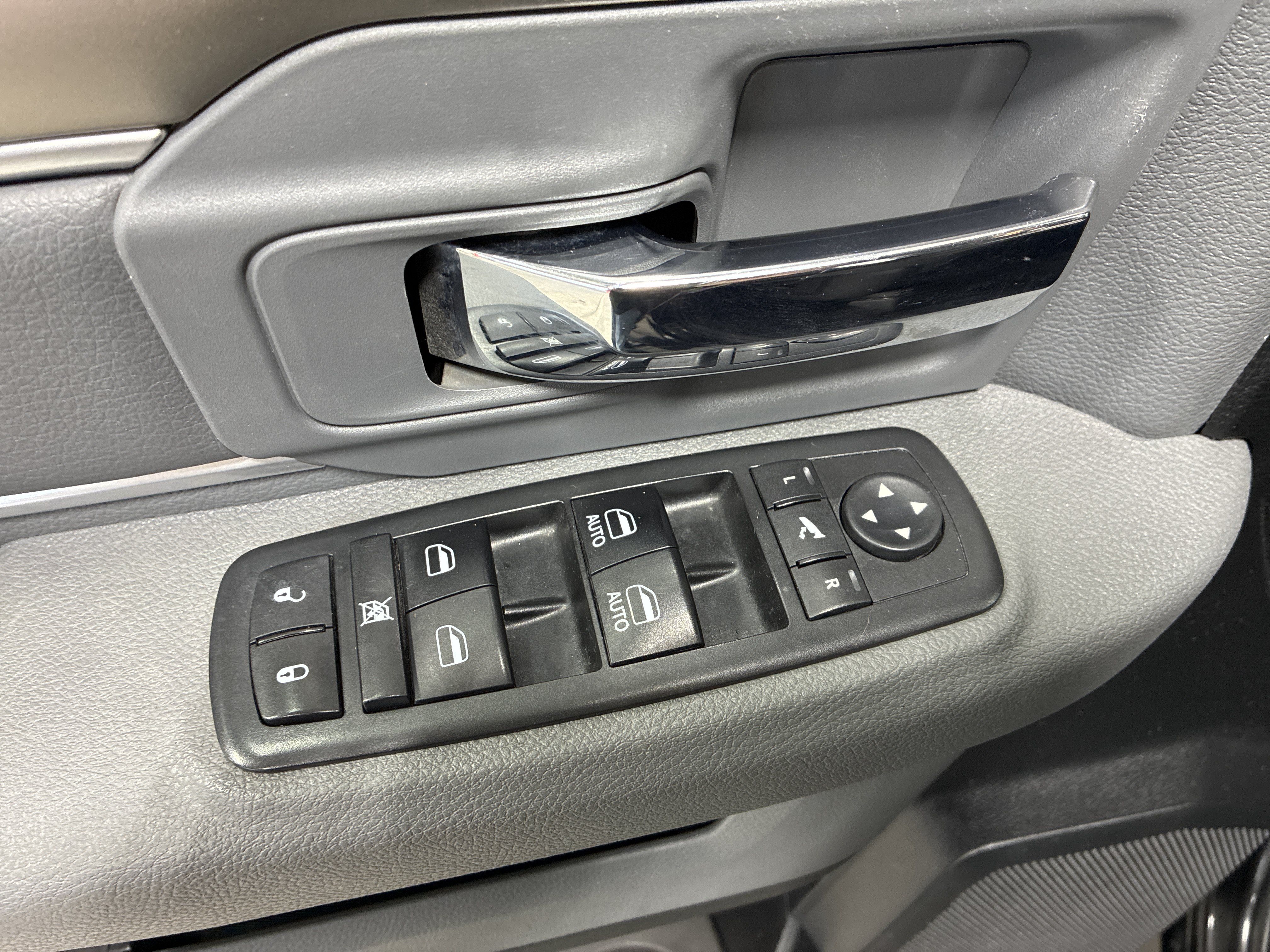 Used 2018 RAM 1500 SLT AWD/4WD image 21