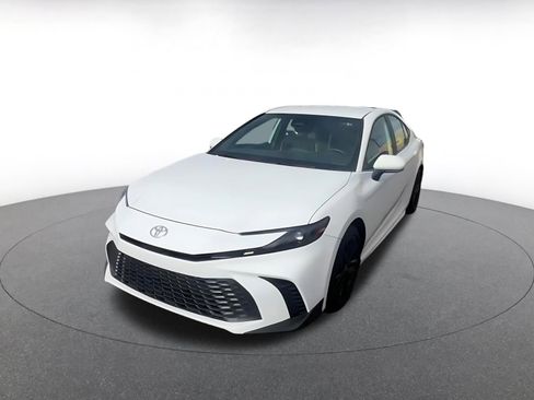 Used 2025 Toyota Camry SE image 7