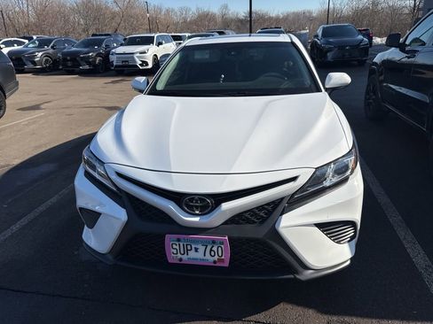 Used 2018 Toyota Camry SE w/ Moonroof Package image 2