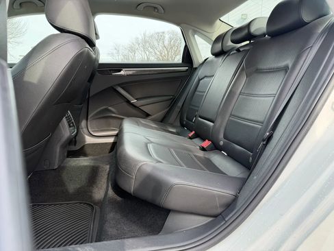 Used 2018 Volkswagen Passat 2.0T SE FWD image 9