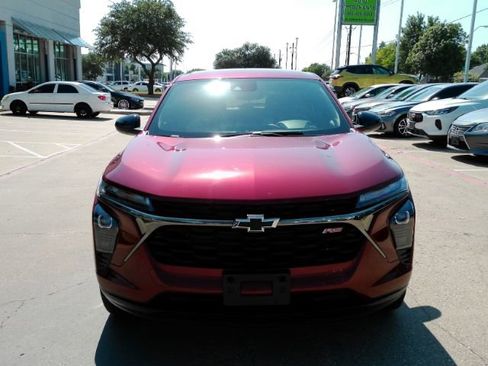 Used 2025 Chevrolet Trax RS w/ Driver Confidence Package FWD image 2