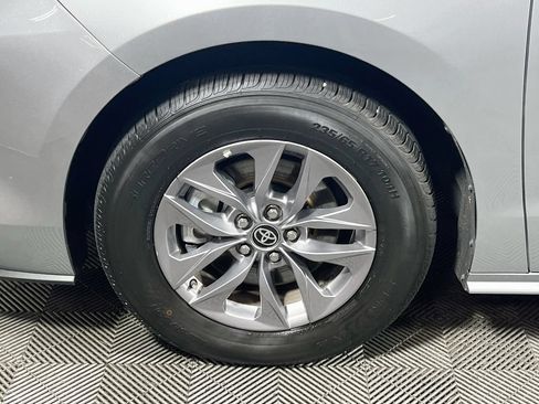Certified 2025 Toyota Sienna XLE FWD image 29