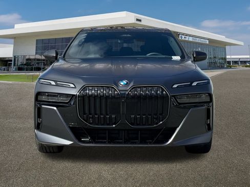 Used 2025 BMW 760i xDrive w/ Premium Package image 3