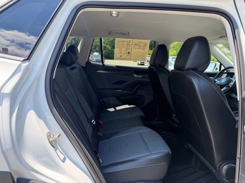 Certified 2025 Volkswagen Tiguan SE FWD image 28