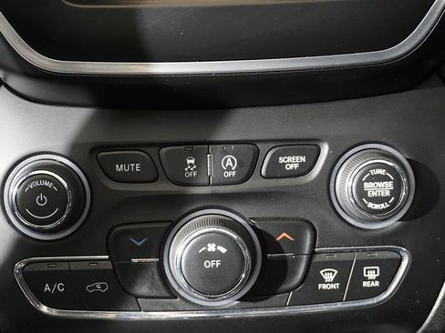 Used 2019 Jeep Cherokee Latitude Plus w/ Cold Weather Group image 18