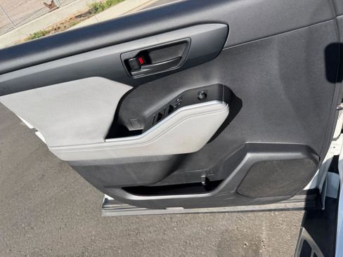 Used 2022 Toyota Highlander LE image 22