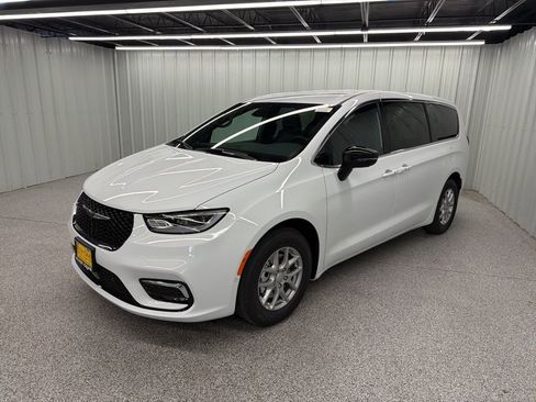 New 2026 Chrysler Pacifica Select image 3