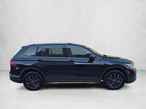Used 2022 Volkswagen Tiguan SE w/ Panoramic Sunroof Package FWD image 4